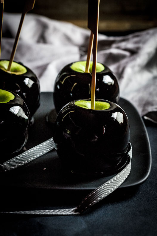 Spooky candy apples for a Halloween Party: Hosting the Ultimate Luxury Event