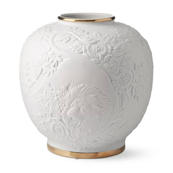 Lion Relief Ceramic Vase 5 Luxury Gifts to Surprise Your Love